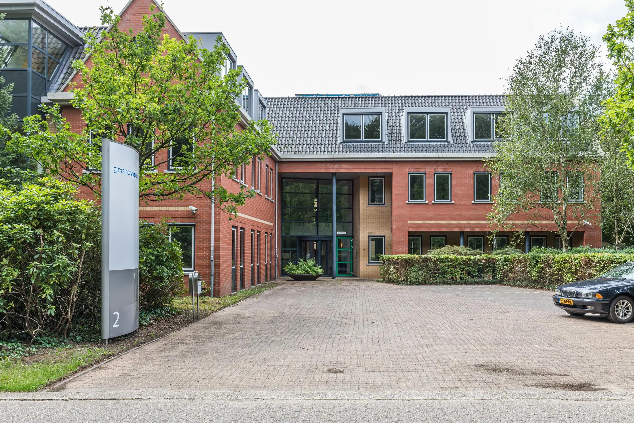 Kantoorgebouw aan de Laan Blussé van Oud-Alblas 2 met bakstenen gevel, grote ramen en entree in het midden.